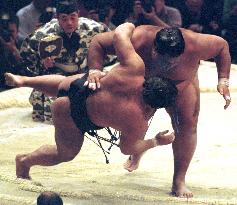 Musashimaru downs Tochiazuma to win Kyushu sumo